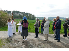 Bittprozession an der Weingartenkapelle (Foto: Karl-Franz Thiede)